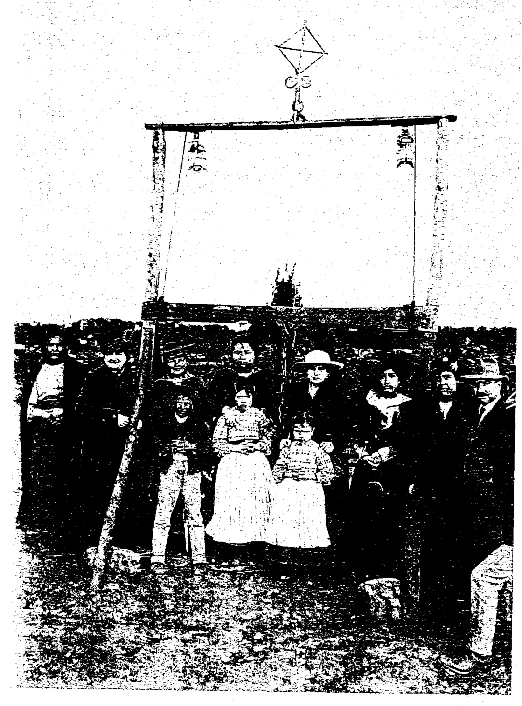 Francisco, Lúcia and Jacinta with a group of people under the arch, October 1917: Book scan