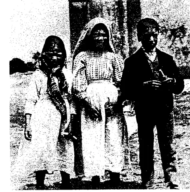 Os três videntes junto à igreja paroquial de Fátima, 13 de julho de 1917