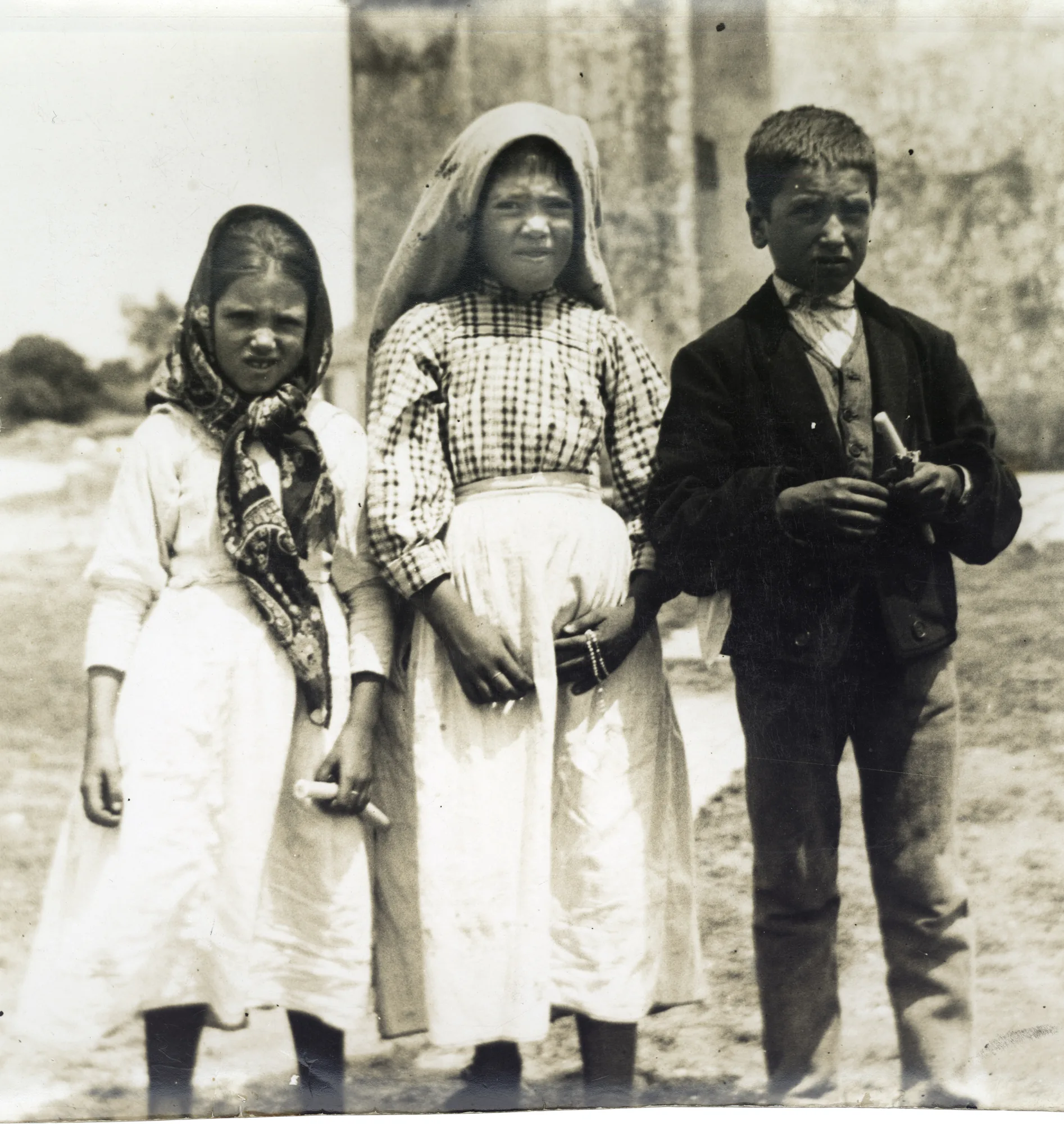 Os três videntes junto à igreja paroquial de Fátima, 13 de julho de 1917: Prova de arquivo