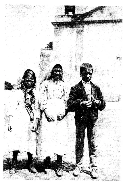 Os três videntes junto à igreja paroquial de Fátima, julho de 1917