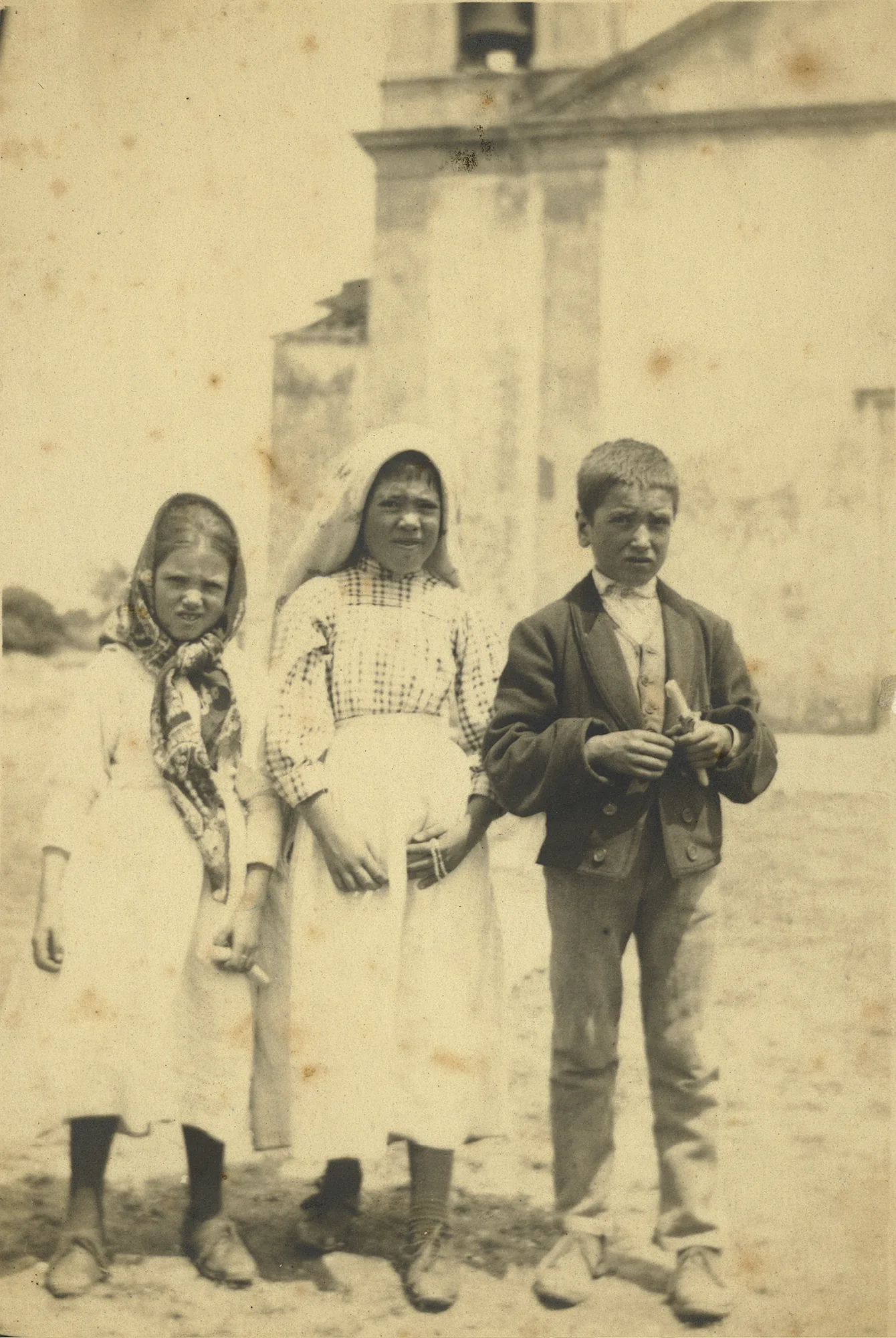Os três videntes junto à igreja paroquial de Fátima, julho de 1917: Prova de arquivo