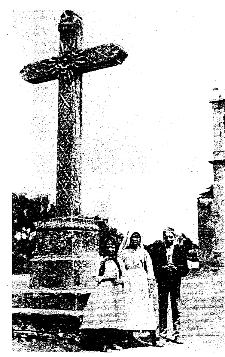The three seers by the churchyard cross of Fátima parish church, 13 July 1917: Book scan
