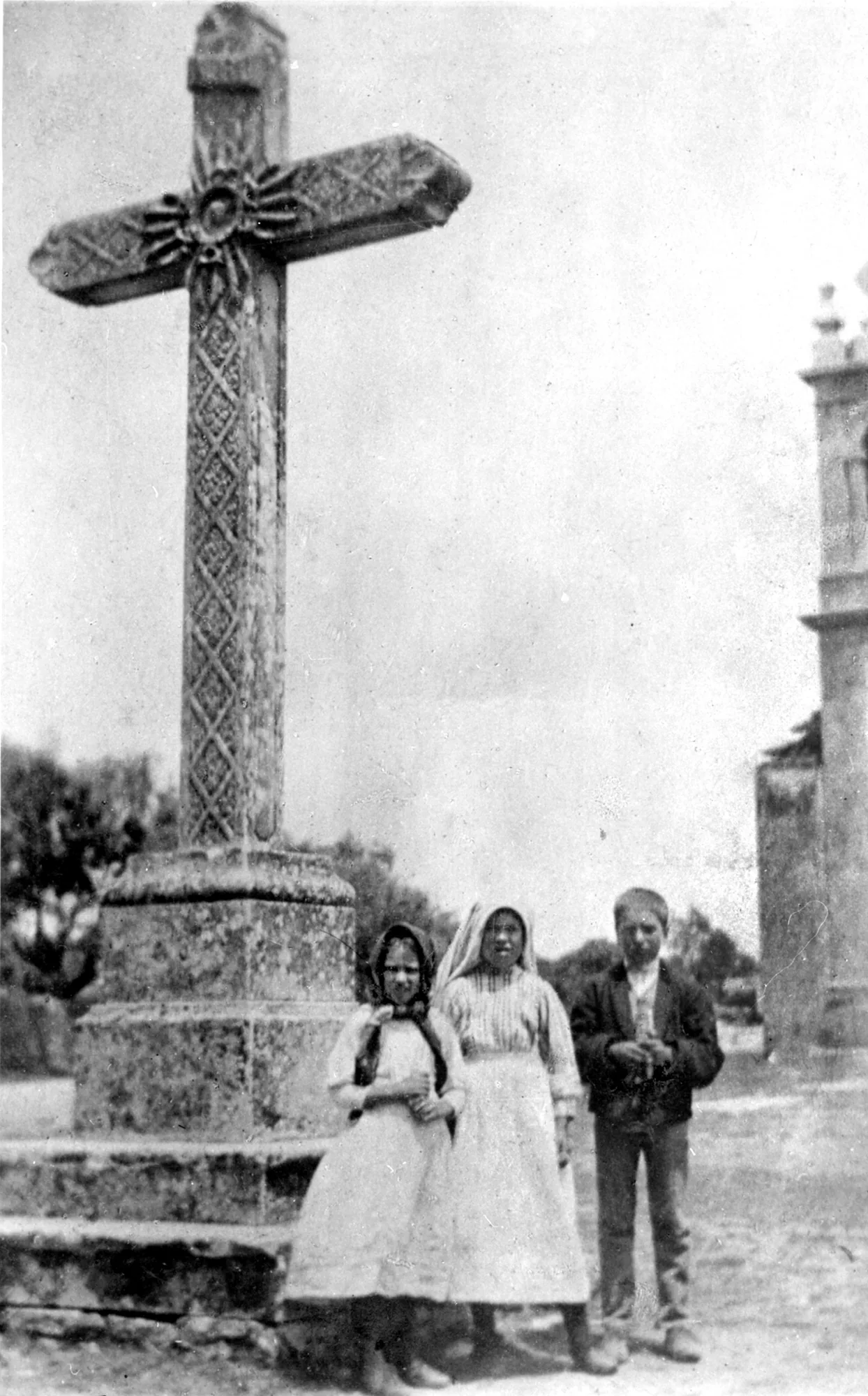 The three seers by the churchyard cross of Fátima parish church, 13 July 1917: Archive print