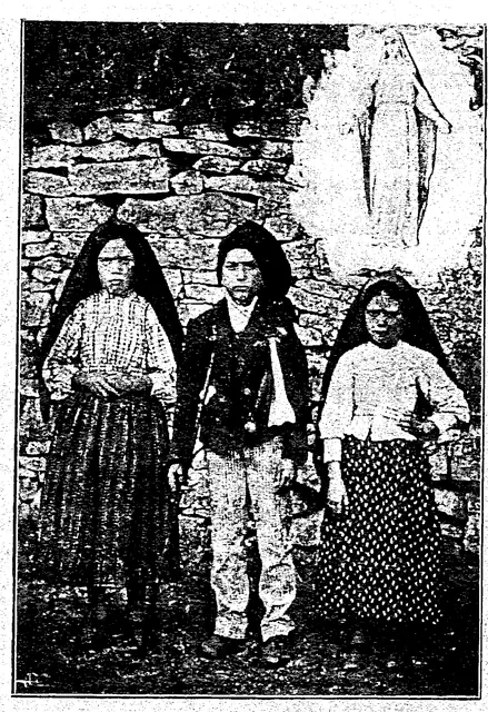 Os três videntes em Aljustrel, com Nossa Senhora das Graças – postal vendido a 13 de outubro de 1917