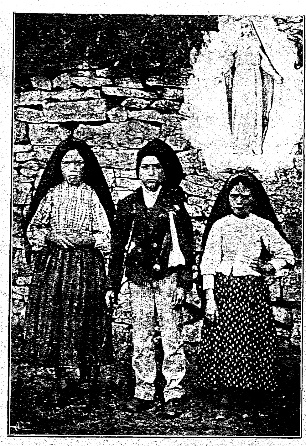 The three seers in Aljustrel, with Our Lady of Graces - card sold on 13 October 1917: Original scan