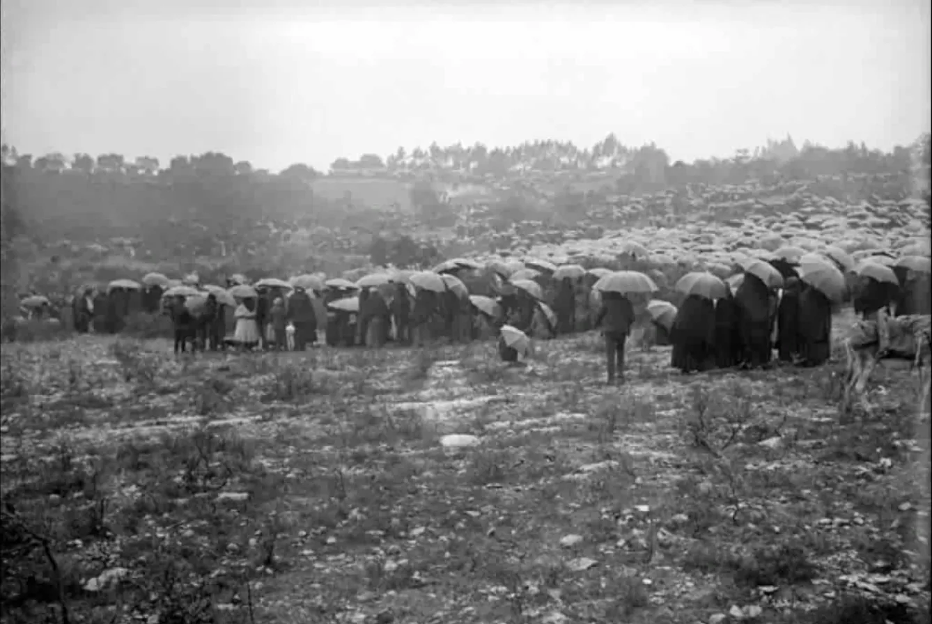 Crowd sheltering under umbrellas, Cova da Iria, 13 October 1917: Archive print