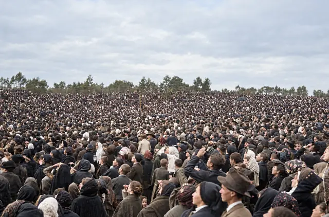 The crowd looks at the sun, Cova da Iria, 13 October 1917