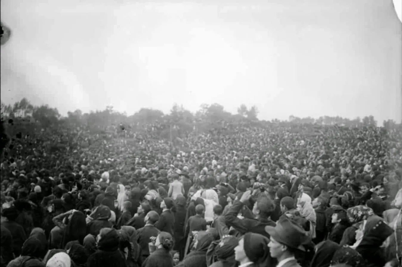 The crowd looks at the sun, Cova da Iria, 13 October 1917: Archive print