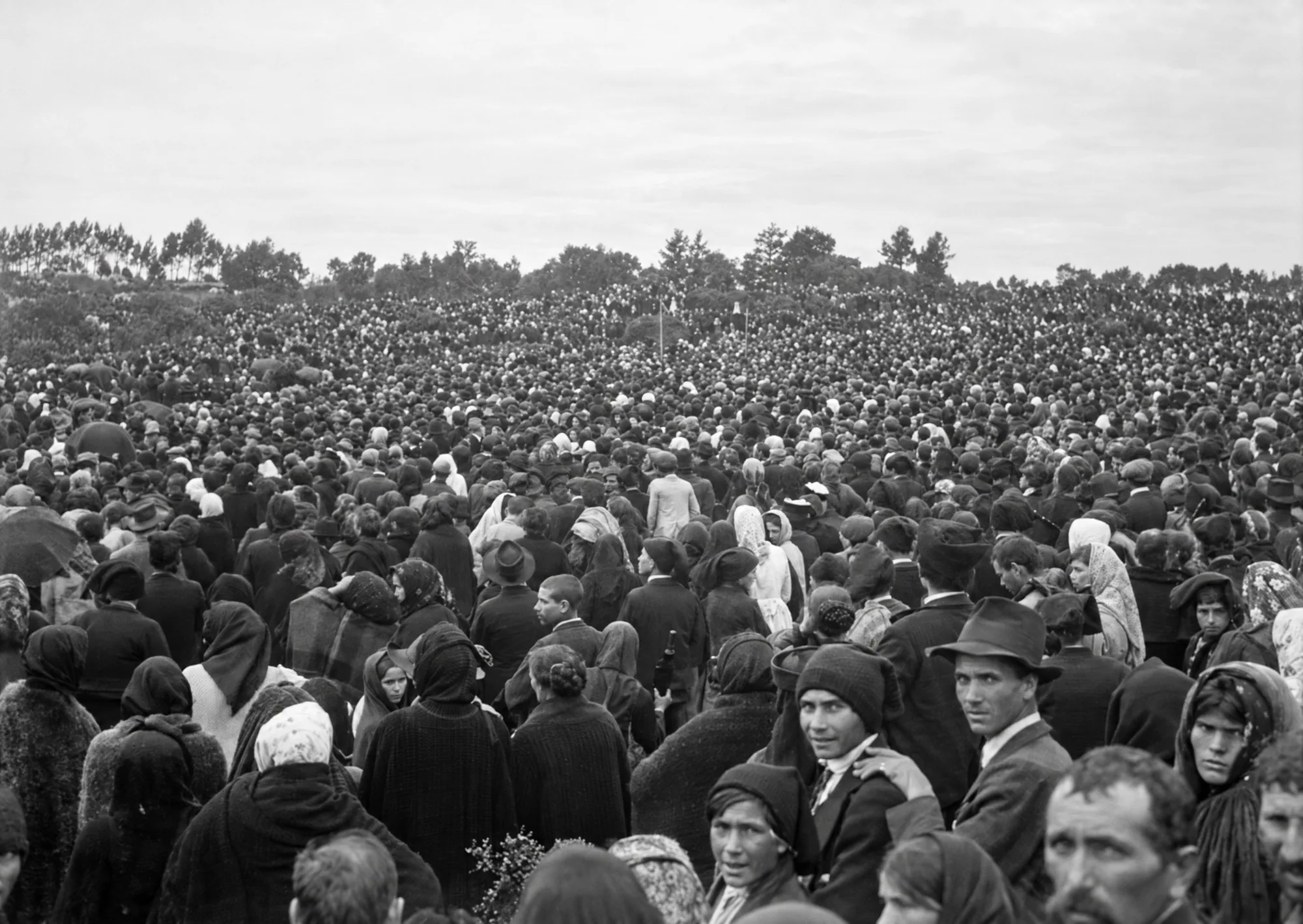 Crowd at the Cova da Iria, 13 October 1917 (unpublished negative): Restored (AI)
