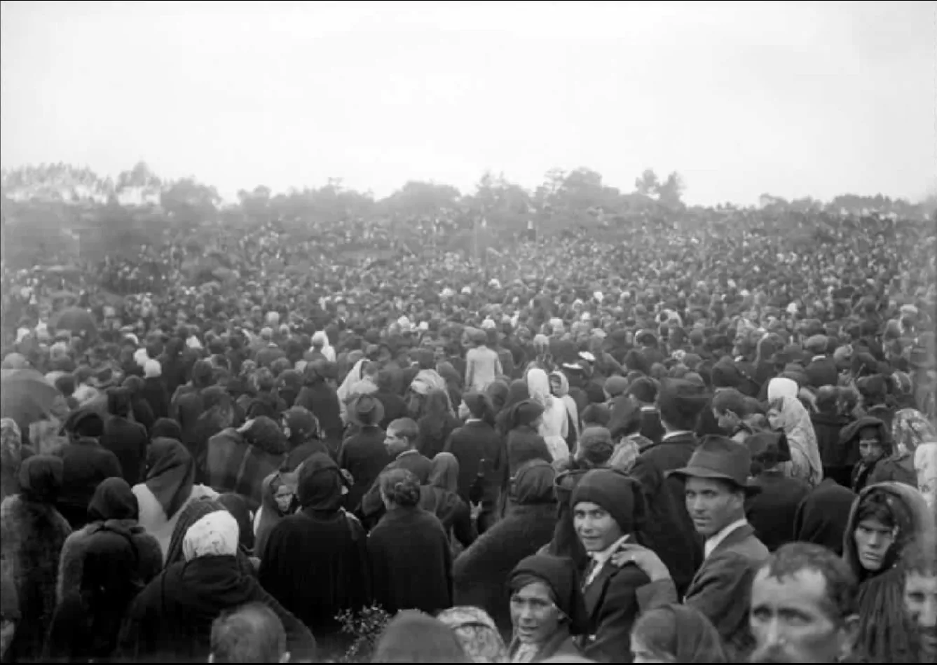 Crowd at the Cova da Iria, 13 October 1917 (unpublished negative): Archive print