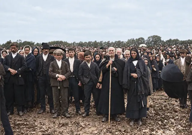 Group standing beside a blind man, Cova da Iria, 13 October 1917