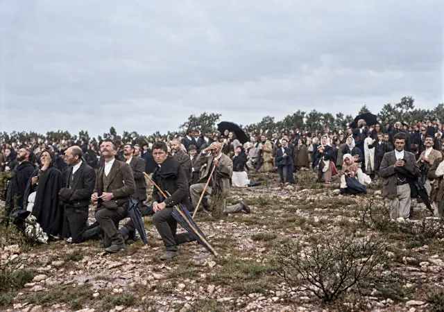 Kneeling crowd gazing at the sun, 13 October 1917