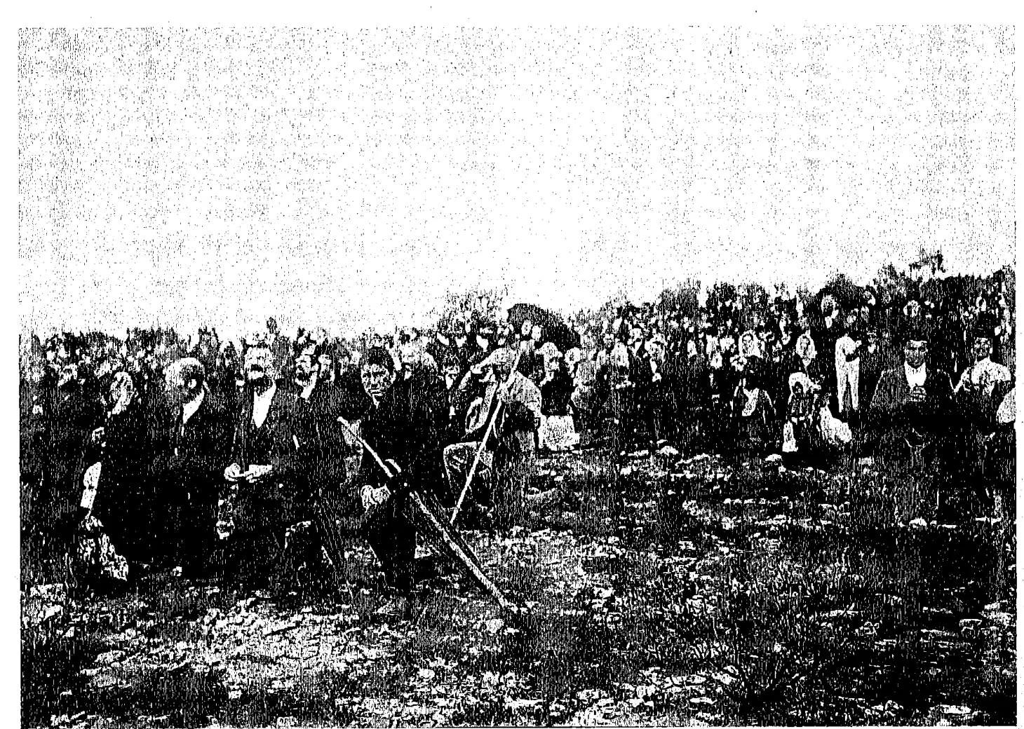 Kneeling crowd gazing at the sun, 13 October 1917: Book scan