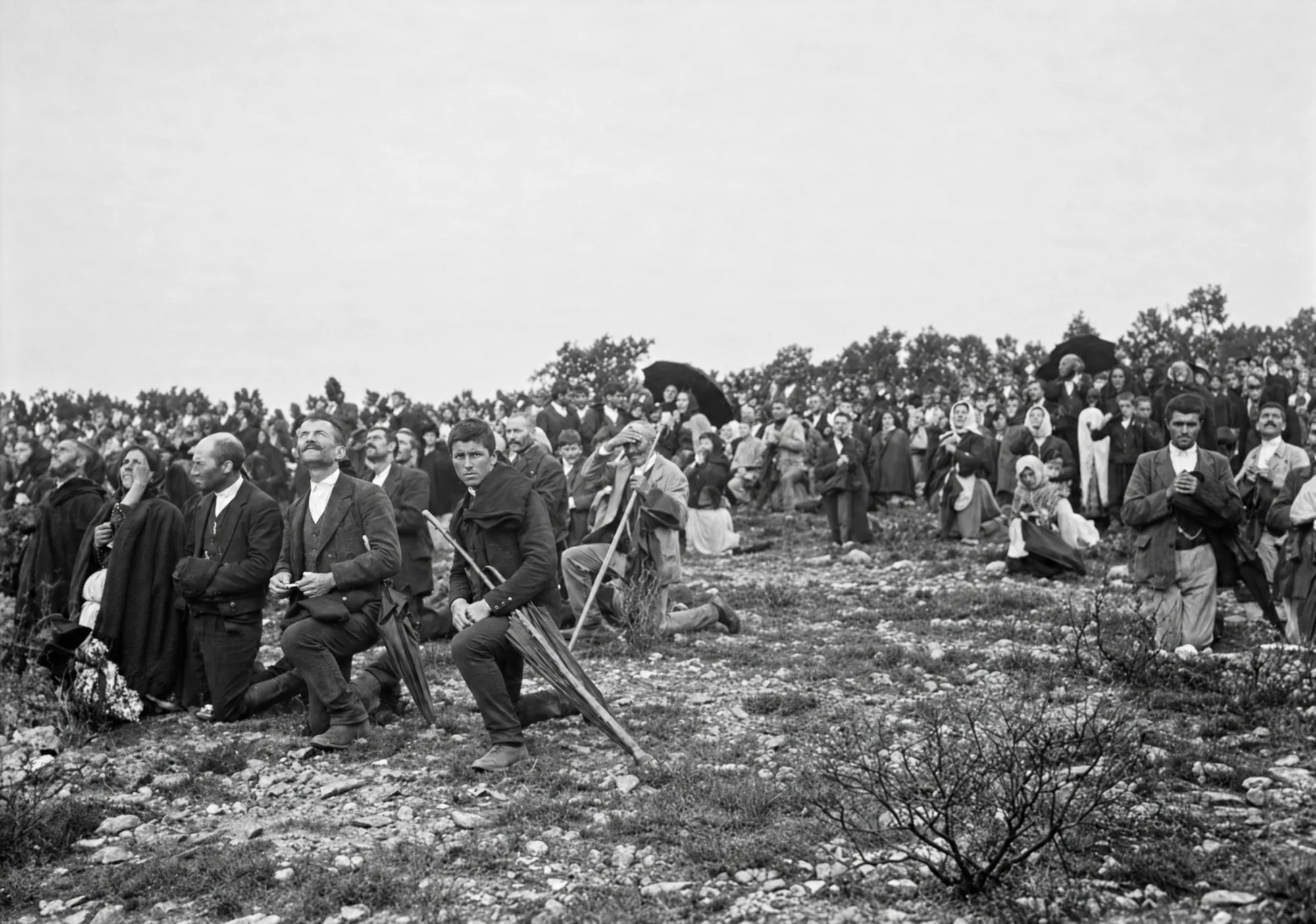 Kneeling crowd gazing at the sun, 13 October 1917: Restored (AI)