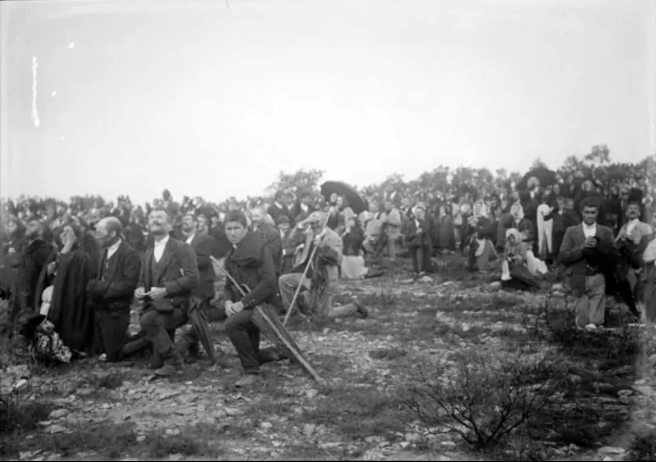 Multidão ajoelhada a fitar o sol, 13 de outubro de 1917: Prova de arquivo