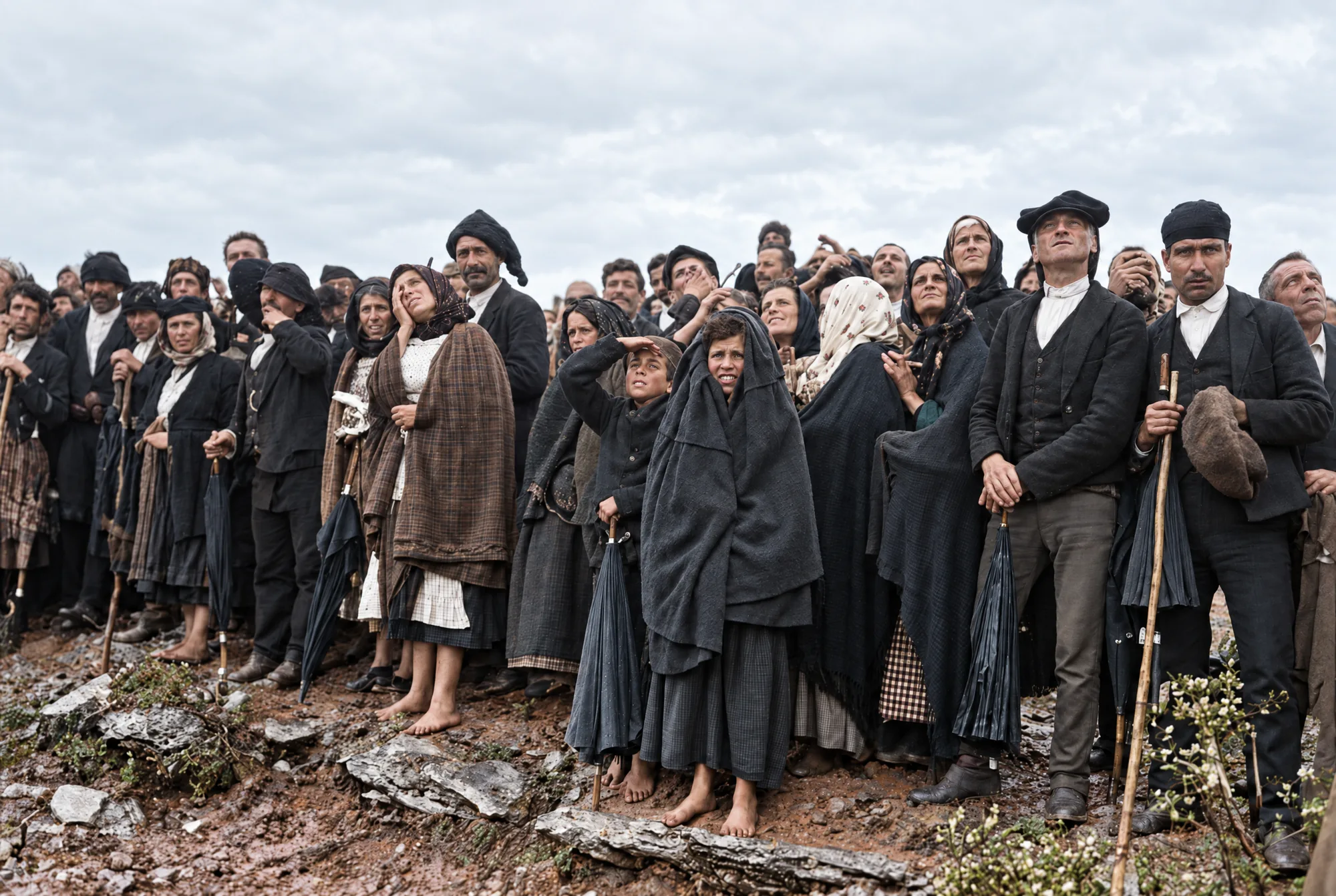 Pessoas de pé a olhar o céu, 13 de outubro de 1917: Cor (IA)