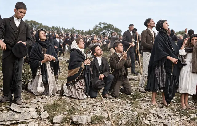 Crowd kneeling and praying during the solar phenomenon, 13 October 1917