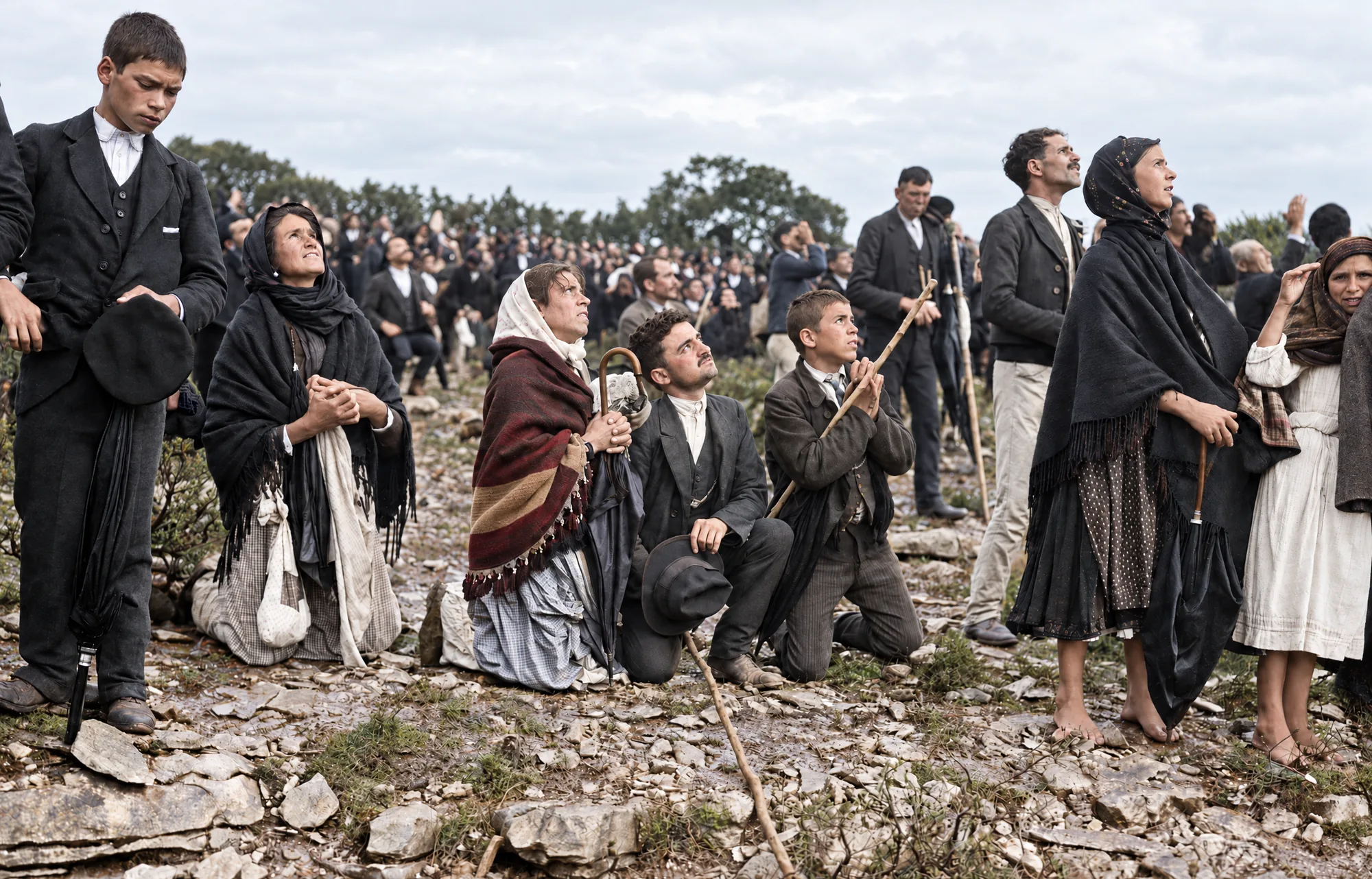 Multidão ajoelhada a orar durante o fenómeno solar, 13 de outubro de 1917: Cor (IA)