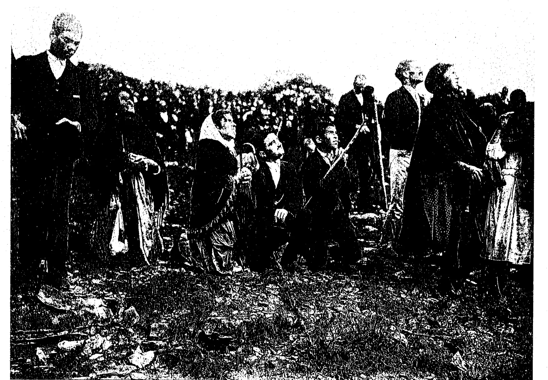Crowd kneeling and praying during the solar phenomenon, 13 October 1917: Book scan