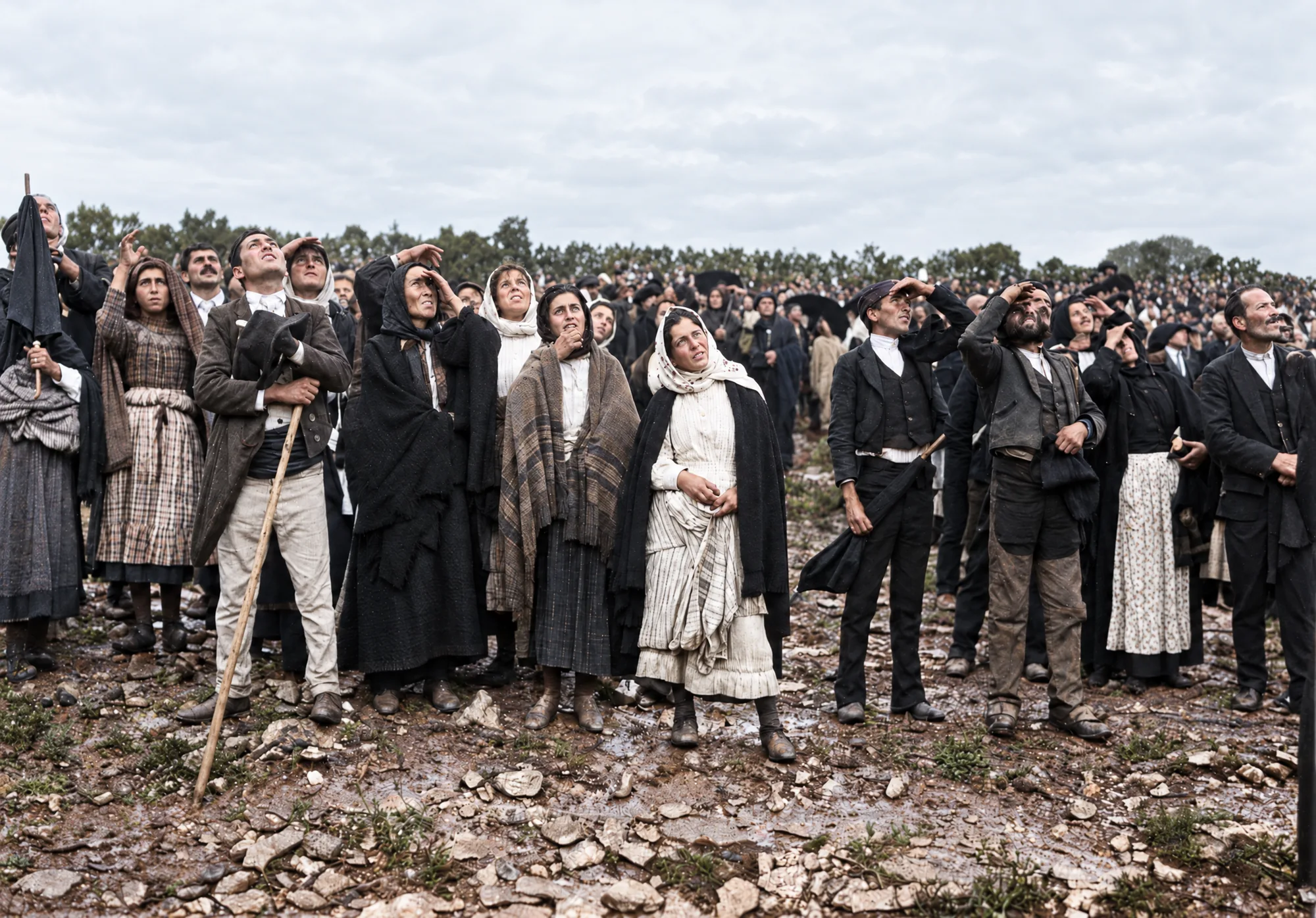 Grupo de pessoas de pé a olhar o sol, 13 de outubro de 1917: Cor (IA)