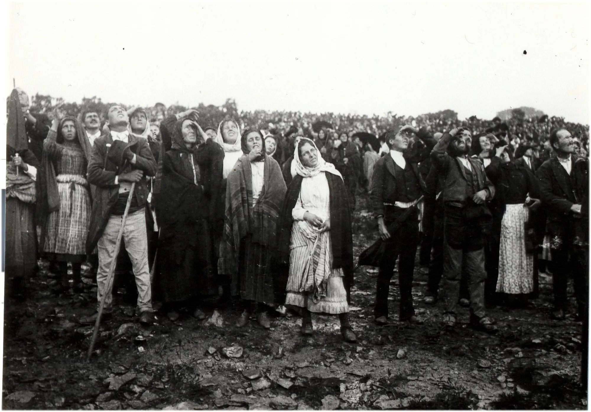 Grupo de pessoas de pé a olhar o sol, 13 de outubro de 1917: Prova de arquivo