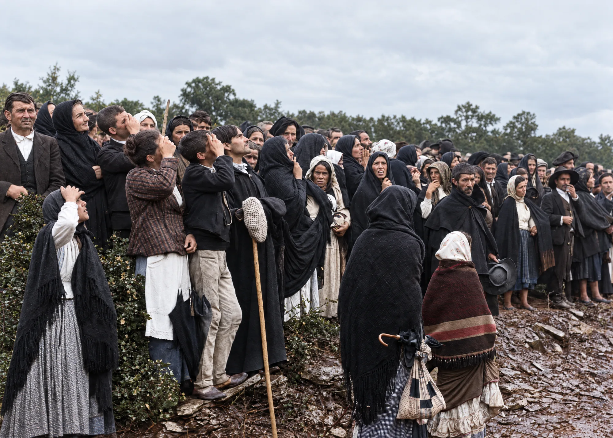 Outro aspeto da multidão a olhar o sol (chapa partida), 13 de outubro de 1917: Cor (IA)