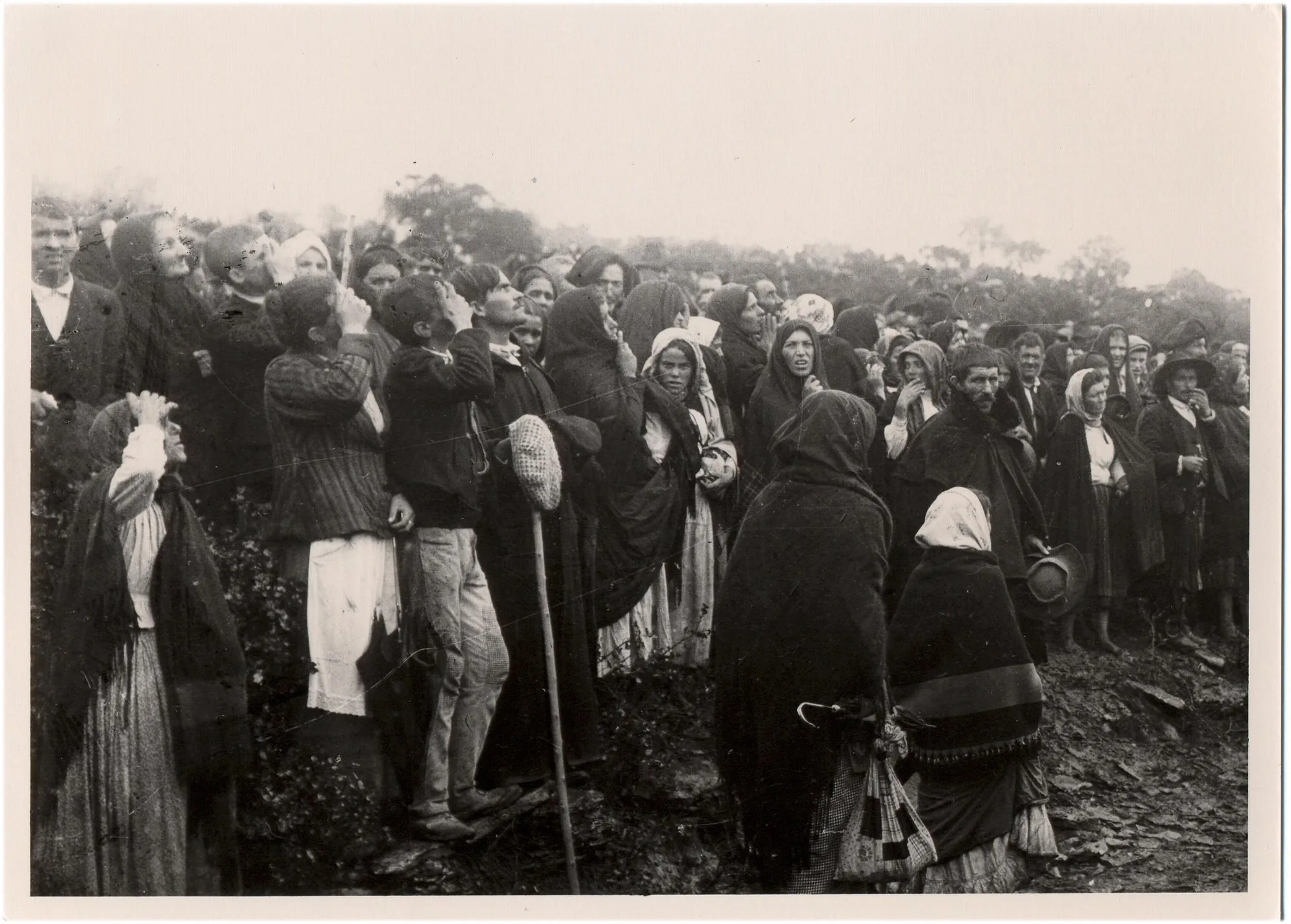 Outro aspeto da multidão a olhar o sol (chapa partida), 13 de outubro de 1917: Prova de arquivo