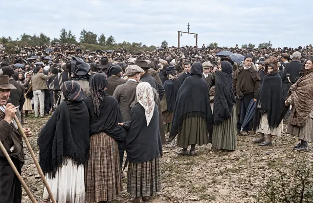 The crowd begins to disperse after the phenomenon, 13 October 1917