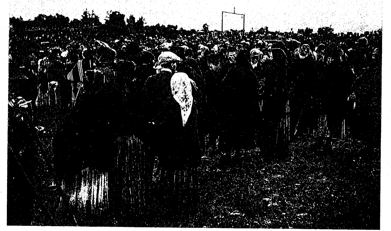 The crowd begins to disperse after the phenomenon, 13 October 1917: Book scan
