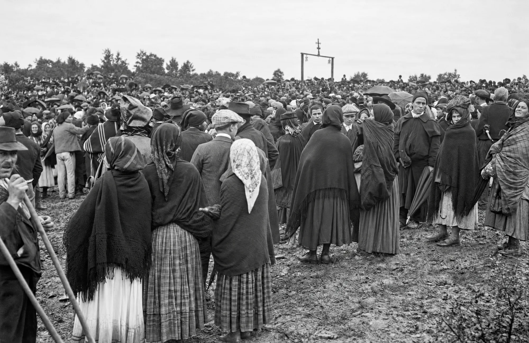 The crowd begins to disperse after the phenomenon, 13 October 1917: Restored (AI)