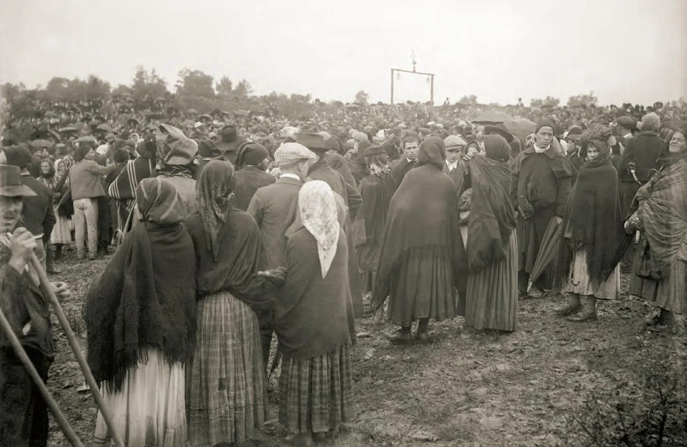 The crowd begins to disperse after the phenomenon, 13 October 1917: Archive print