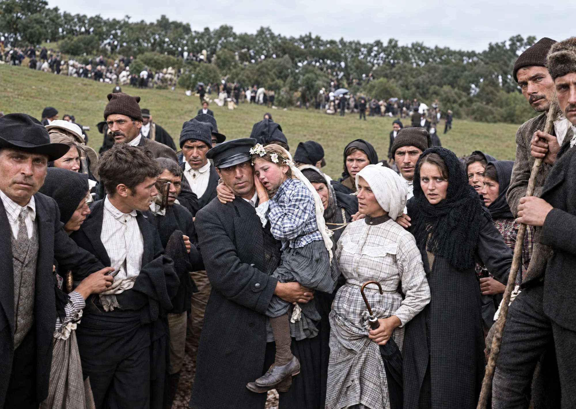 Jacinta, a chorar, é levada nos braços de um homem, 13 de outubro de 1917: Cor (IA)