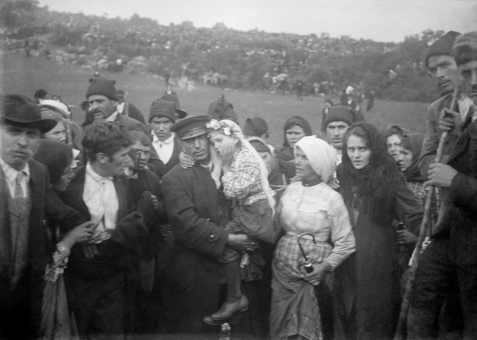 Jacinta, a chorar, é levada nos braços de um homem, 13 de outubro de 1917: Prova de arquivo