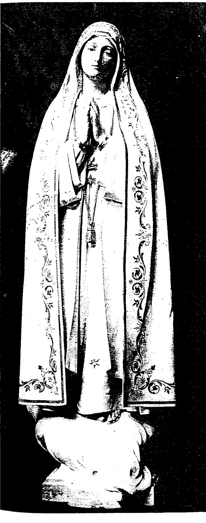 Photograph of the first statue of Our Lady of Fátima, 1920: Original scan